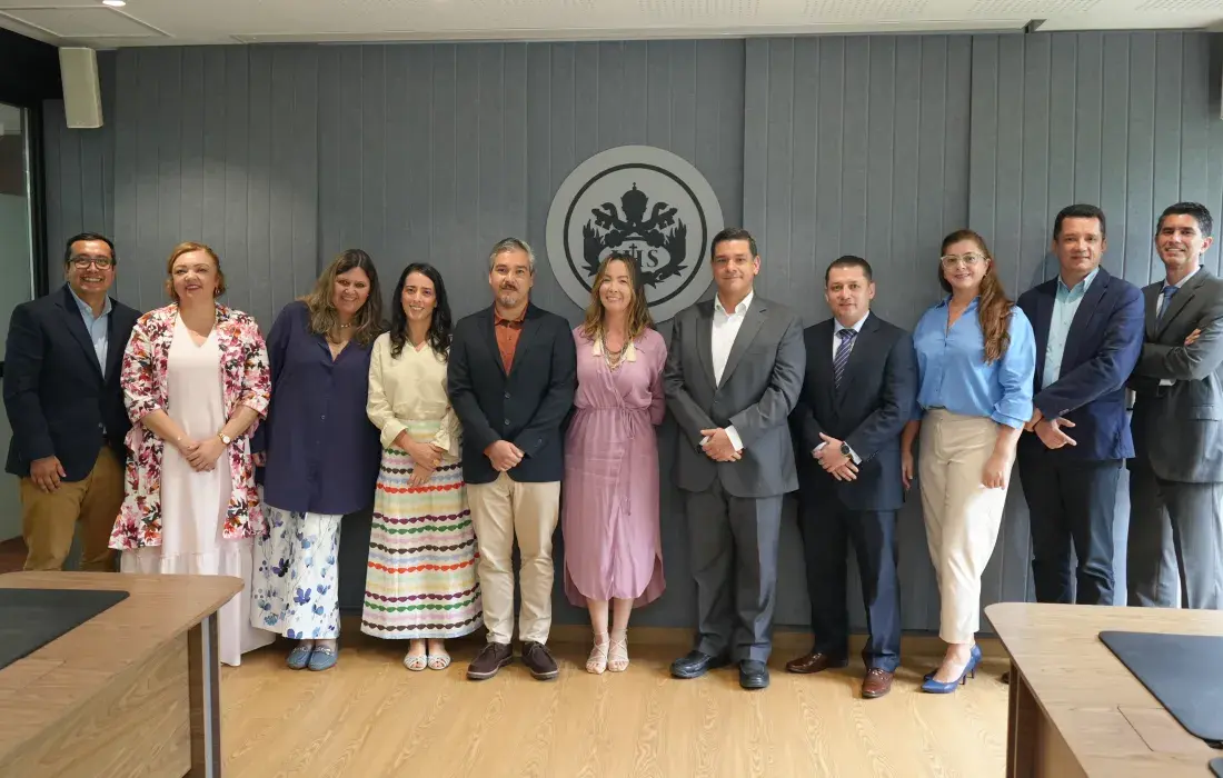 Foto oficial del acto de posesión: de izquierda a derecha, Camilo Rocha Niño, vicerrector académico; Ivonne Díaz Pérez, decana Facultad de Humanidades y Ciencias Sociales; María Claudia Villegas, decana Facultad de Creación y Hábitat; Sasha Londoño Venegas, directora Programa de Arquitectura; Jeison Suárez Astaiza, director Programa de Filosofía; Estefanía Vélez Rivas, directora Maestría de Mercadeo; Pablo Rubén Vernaza, secretario general de la Seccional; Julián Narváez Grisales, director Especialización e