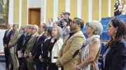 Conferencistas y panelistas Líderes de la salud, la academia y el gobierno de pie presenciando el II Foro Andino Por la Salud de Ellas, en el Auditorio Los Almendros de la Javeriana Cali