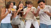Estudiantes internacionales probando un plato típico colombiano