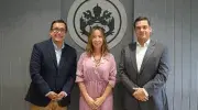 Foto oficial del acto de posesión: de izquierda a derecha, Camilo Rocha Niño, vicerrector académico; Estefanía Vélez Rivas, directora de la Maestría de Mercadeo; y Pablo Rubén Vernaza, secretario general de la Seccional. 