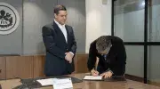 Luis Eduardo Tobón Llano, director del Doctorado en Ingeniería y Ciencias Aplicadas realizando la firma del acta de su posesión, a su izquierda Pablo Rubén Vernaza Gómez, secretario general de la Seccional. 
