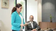 Kathleen Salazar Serna, declarando la promesa de posesión como directora Especialización en Movilidad y Transporte Urbano Sostenible de la Javeriana Cali. Al fondo Mateo López Victoria, decano Facultad de Ingeniería y Ciencias. 