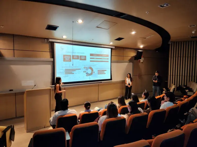 Proyecto de Mercadeo llevó a estudiantes javerianos a Bogotá para conocer a Levapan, empresa líder de la panificación en Colombia 