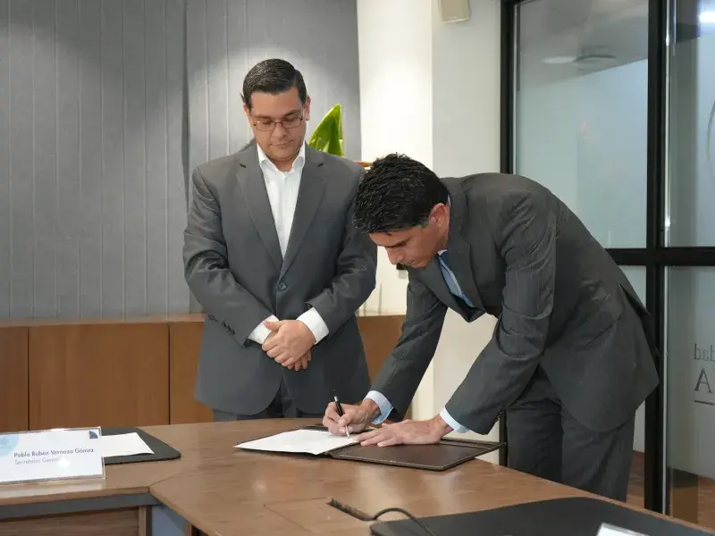 Juan Fernando Garrido Navia, director de la Especialización y Maestría en Finanzas realizando la firma del acta de su posesión, a su izquierda Pablo Rubén Vernaza Gómez, secretario general de la Seccional. 