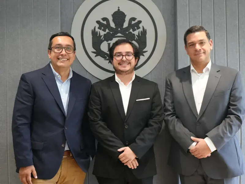 Foto oficial del acto de posesión: de izquierda a derecha, Camilo Rocha Niño, vicerrector académico; Jonathan Córdoba Cano, director de la Especialización en Oftalmología; y Pablo Rubén Vernaza, secretario general de la Seccional. 