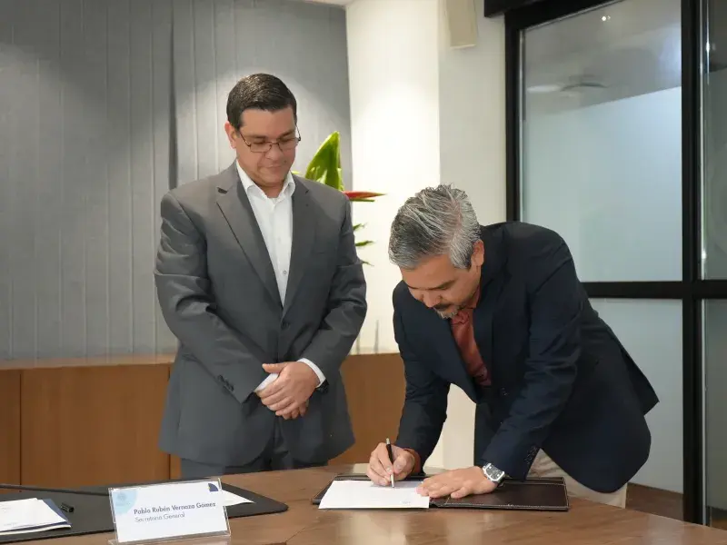 Jeison Andrés Suárez Astaiza, director del Programa de Filosofía realizando la firma del acta de su posesión, a su izquierda Pablo Rubén Vernaza Gómez, secretario general de la Seccional. 