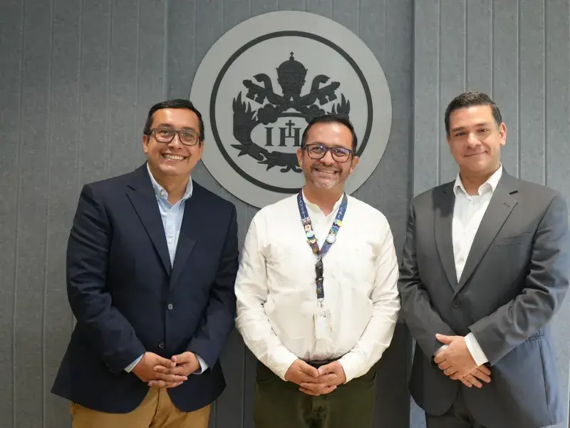 Foto oficial del acto de posesión: de izquierda a derecha, Camilo Rocha Niño, vicerrector académico; Juan Sebastián Ramírez Navas, director del Departamento de Alimentación y Nutrición; y Pablo Rubén Vernaza, secretario general de la Seccional. 
