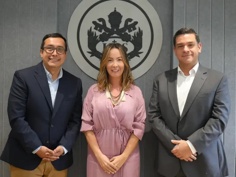 Foto oficial del acto de posesión: de izquierda a derecha, Camilo Rocha Niño, vicerrector académico; Estefanía Vélez Rivas, directora de la Maestría de Mercadeo; y Pablo Rubén Vernaza, secretario general de la Seccional. 