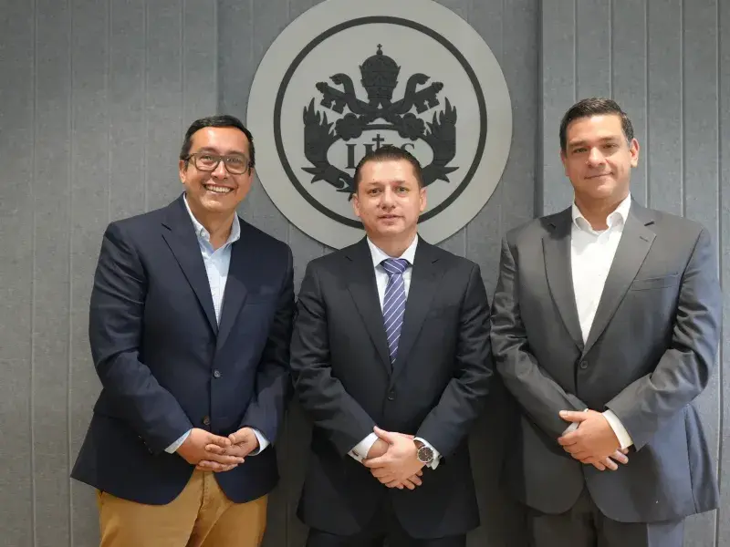 Foto oficial del acto de posesión: de izquierda a derecha, Camilo Rocha Niño, vicerrector académico; Julián Andrés Narváez Grisales, director de la Especialización en Gestión Tributaria; y Pablo Rubén Vernaza, secretario general de la Seccional. 
