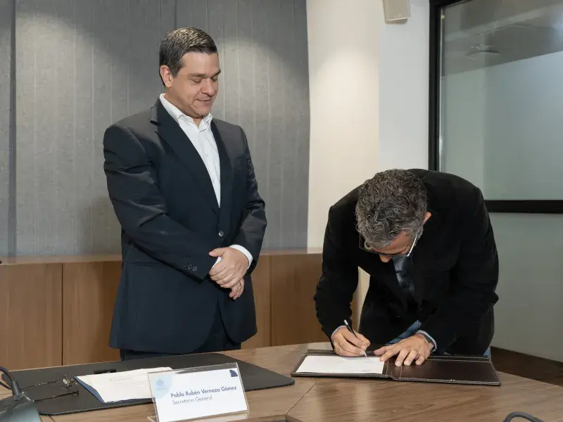 Luis Eduardo Tobón Llano, director del Doctorado en Ingeniería y Ciencias Aplicadas realizando la firma del acta de su posesión, a su izquierda Pablo Rubén Vernaza Gómez, secretario general de la Seccional. 