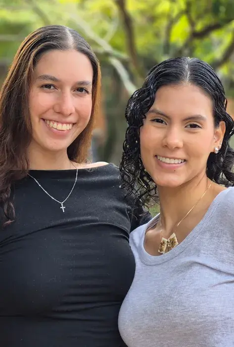 mujeres sonriendo